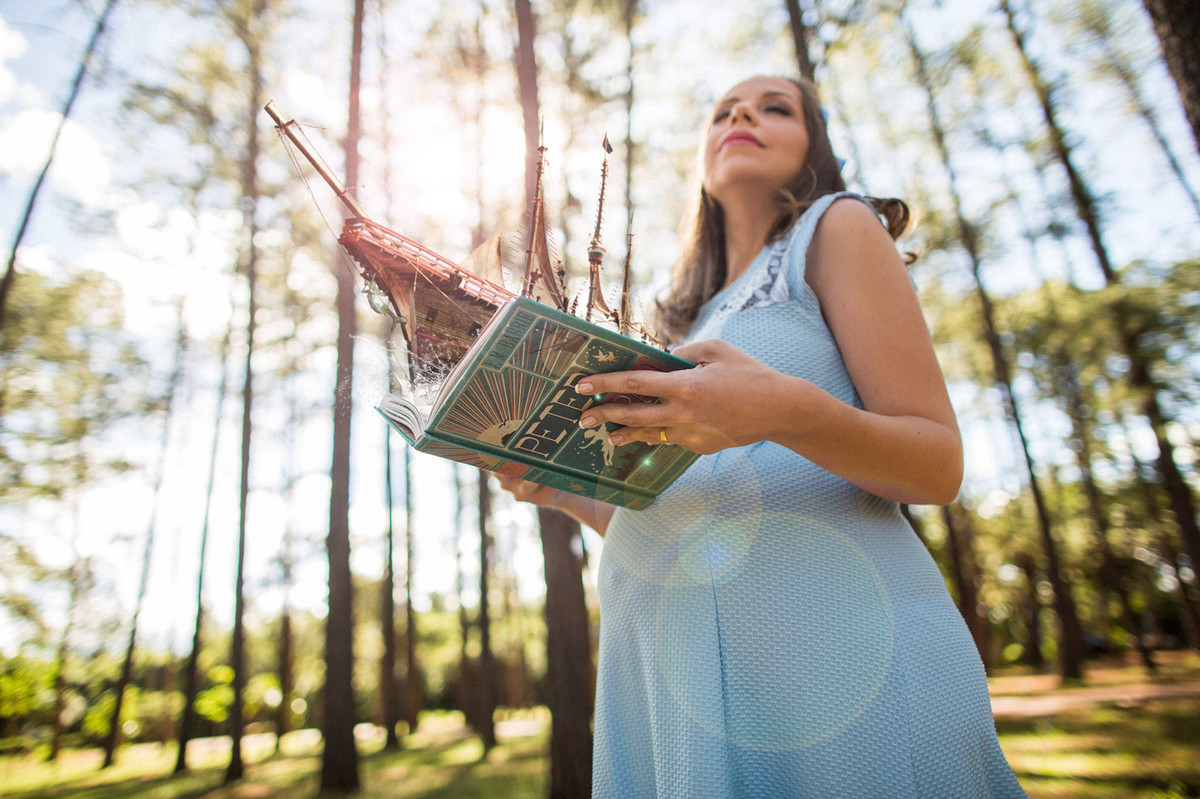 Ensaio de grávida na temática mundo Terra do Nunca feito pelo fotógrafo Rafael Ohana em Brasiilia-DF Wendy viajando no livro do Peter Pan