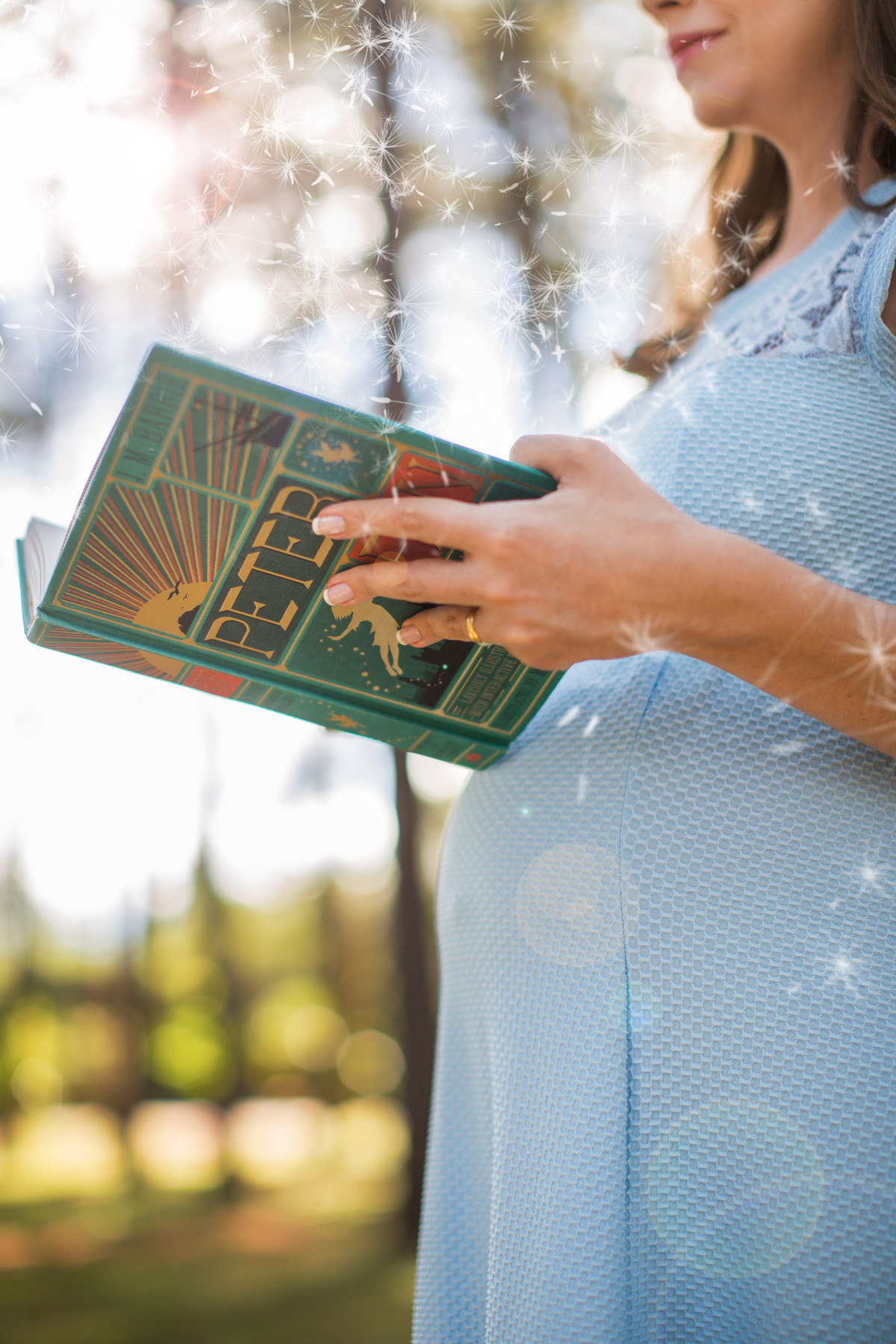 Ensaio de grávida na temática mundo Terra do Nunca feito pelo fotógrafo Rafael Ohana em Brasiilia-DF Wendy lendo livro do Peter Pan