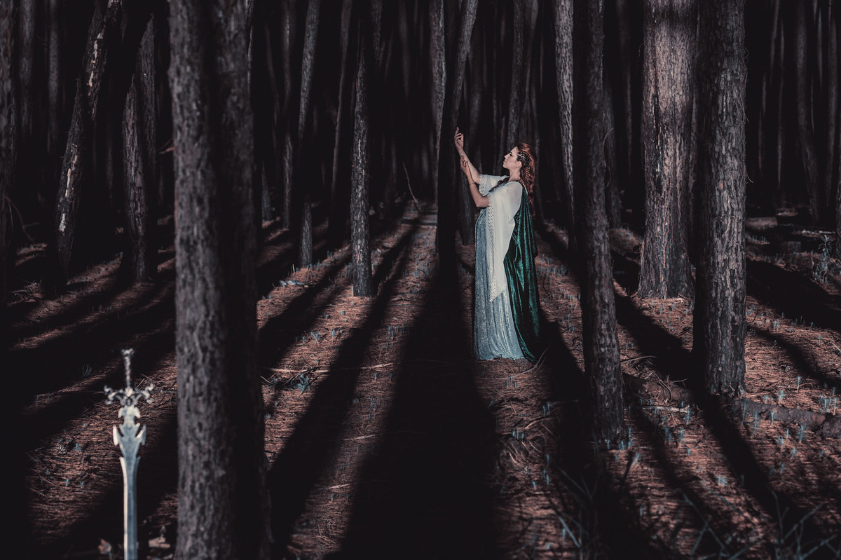Grávida evocando espiritos na floresta. Foto feita pelo fotógrafo de grávidas Rafael Ohana em Brasilia-DF