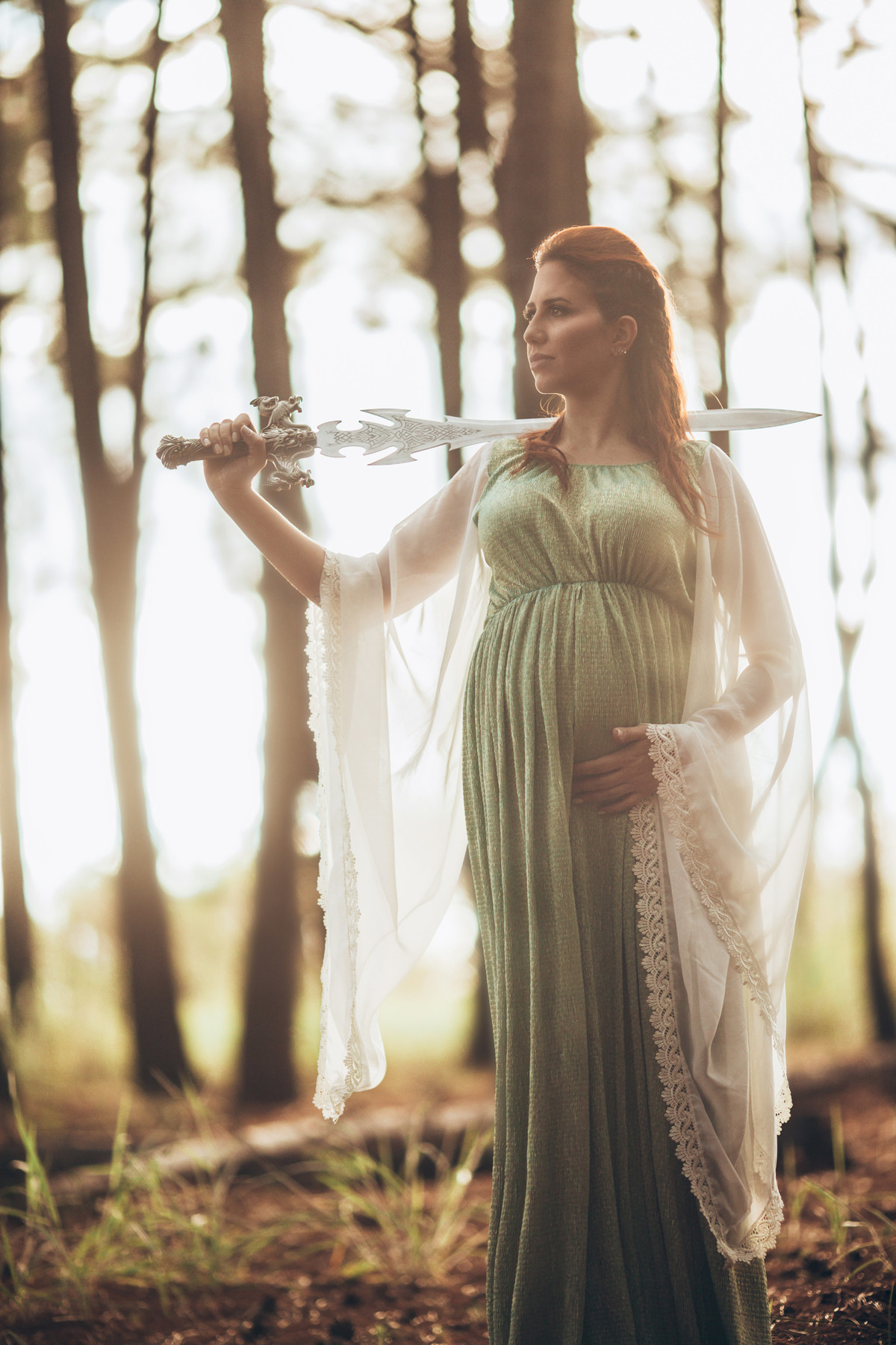 Grávida Geek com espada medieval na floresta. Foto feita pelo fotógrafo de grávidas Rafael Ohana em Brasilia-DF