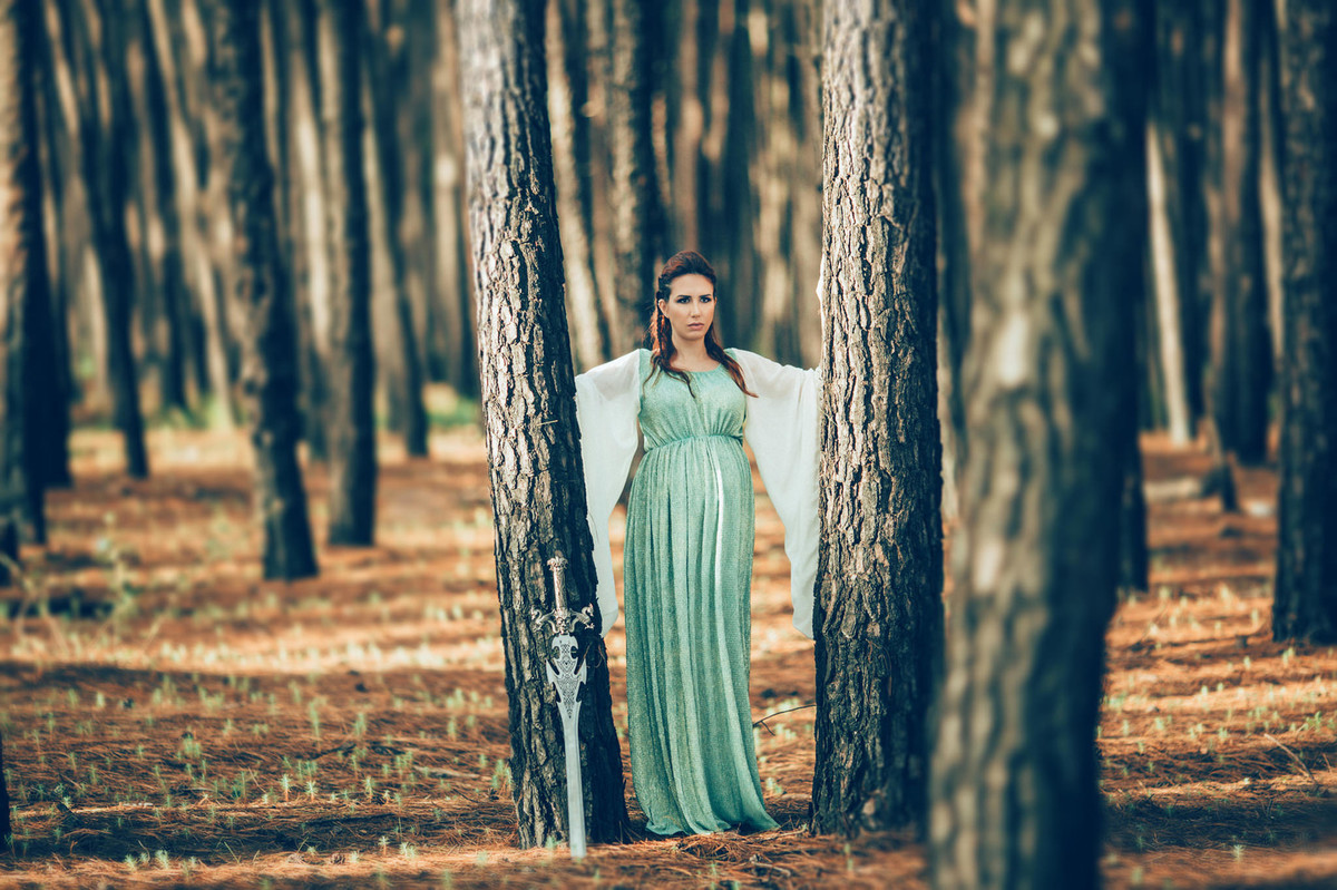 Grávida medieval Fantasy rpg na floresta. Foto feita pelo fotógrafo de grávidas Rafael Ohana em Brasilia-DF