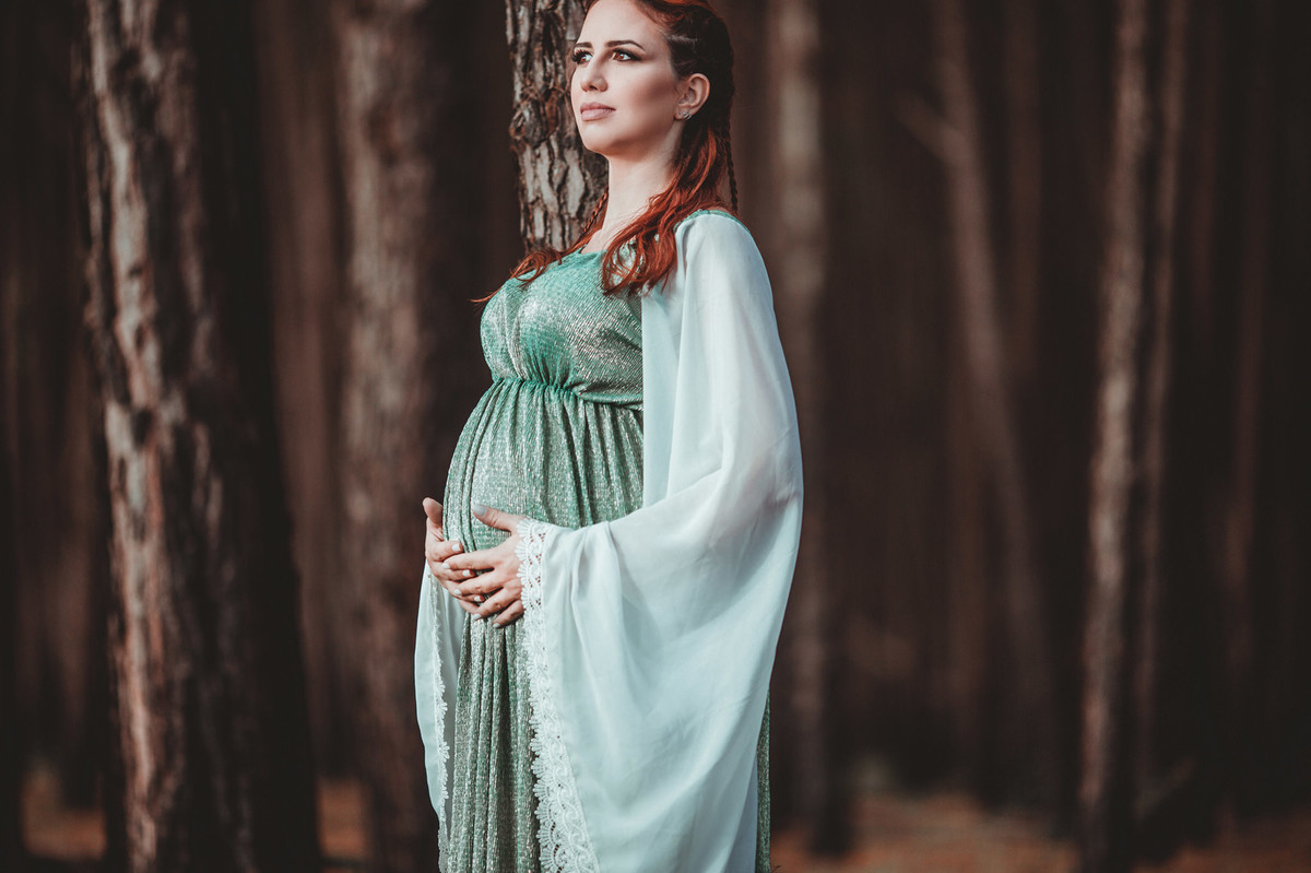 Grávida medieval geek na floresta. Foto feita pelo fotógrafo de grávidas Rafael Ohana em Brasilia-DF