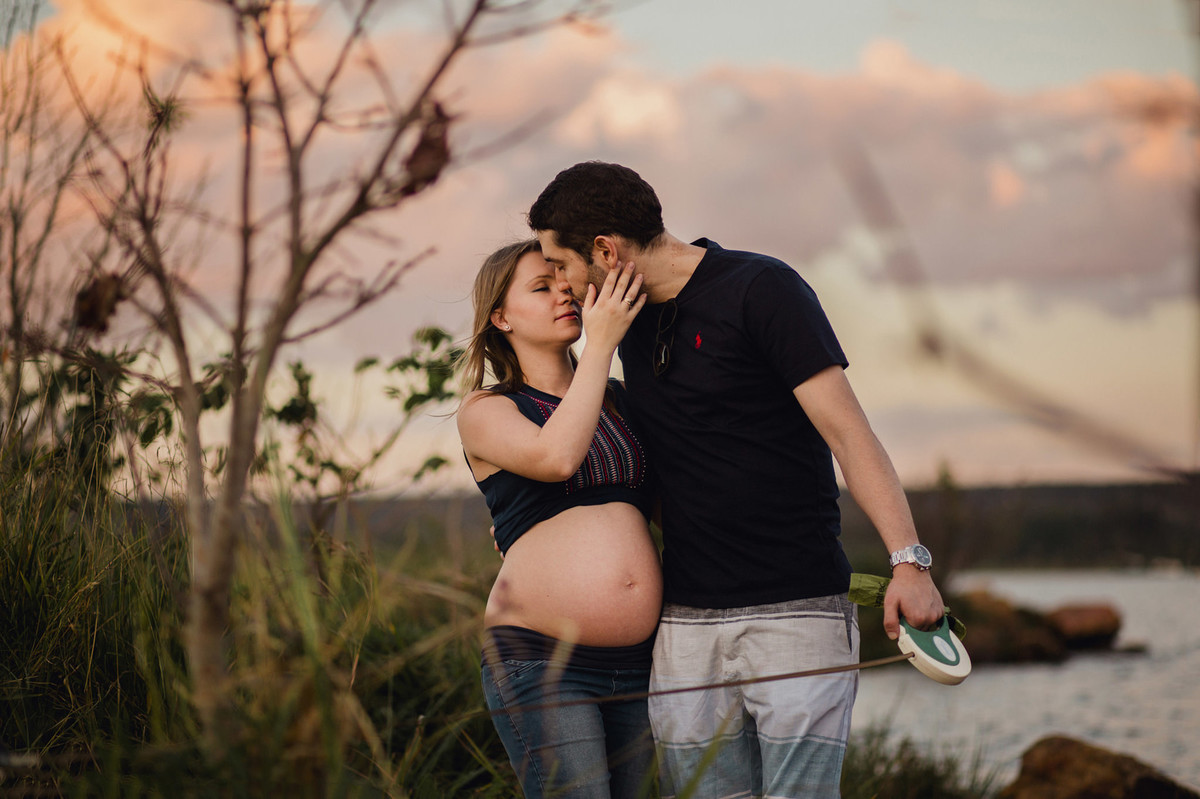 Mulher grávida beijando seu esposo