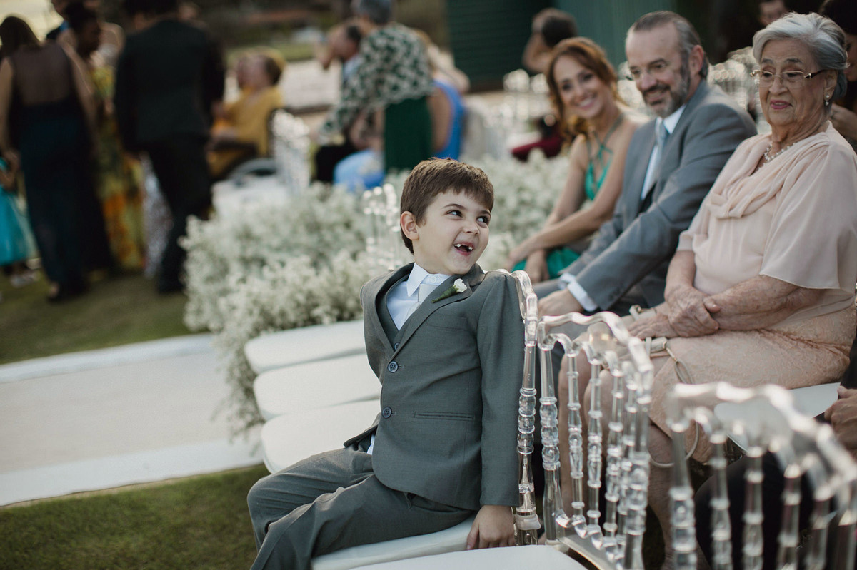 Criança fazendo careta em casamento