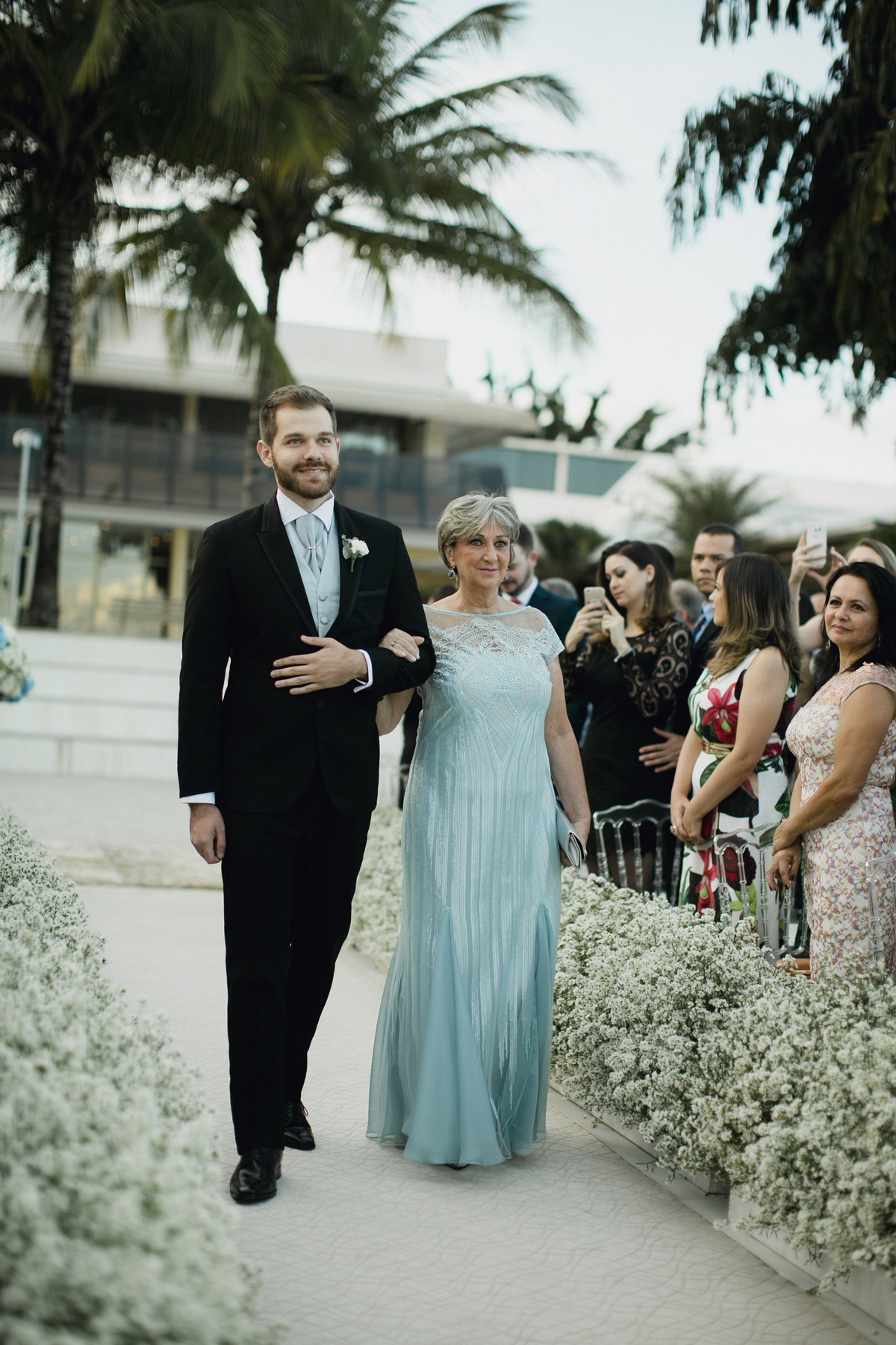 Noivo entrando em casamento com sua mãe