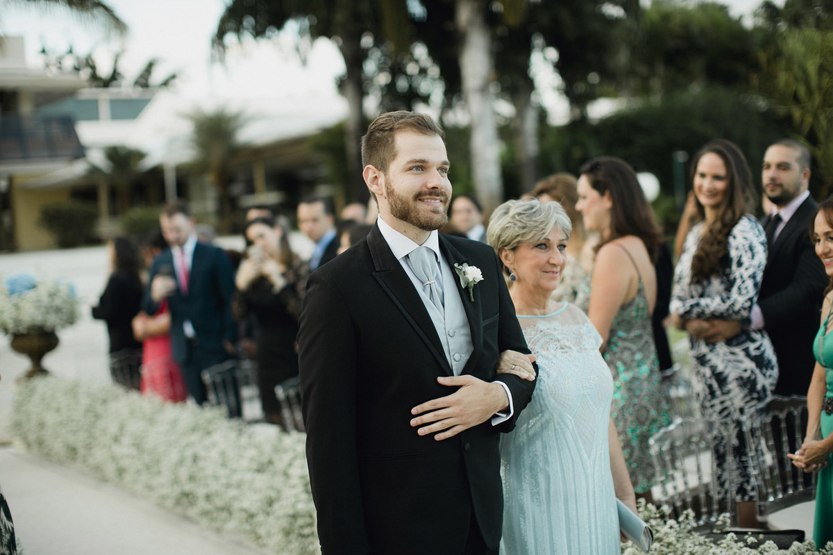 Noivo entrando em casamento com sua mãe