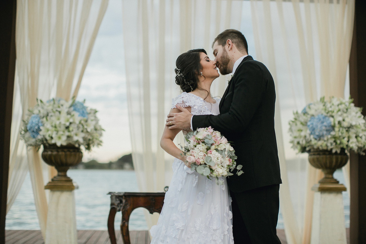 Beijo dos noivos em casamento no porto Vittória em Brasília-DF