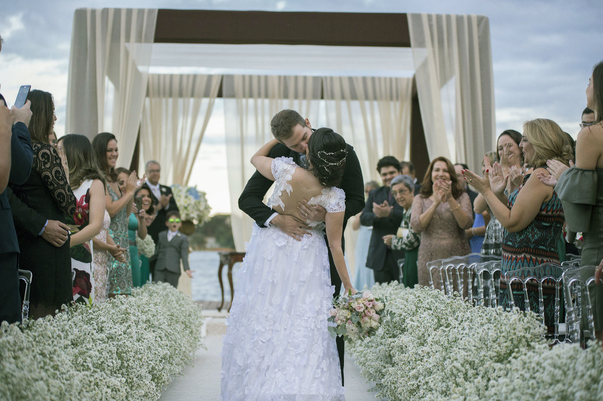 Beijo dos noivos em casamento no porto Vittória em Brasília-D