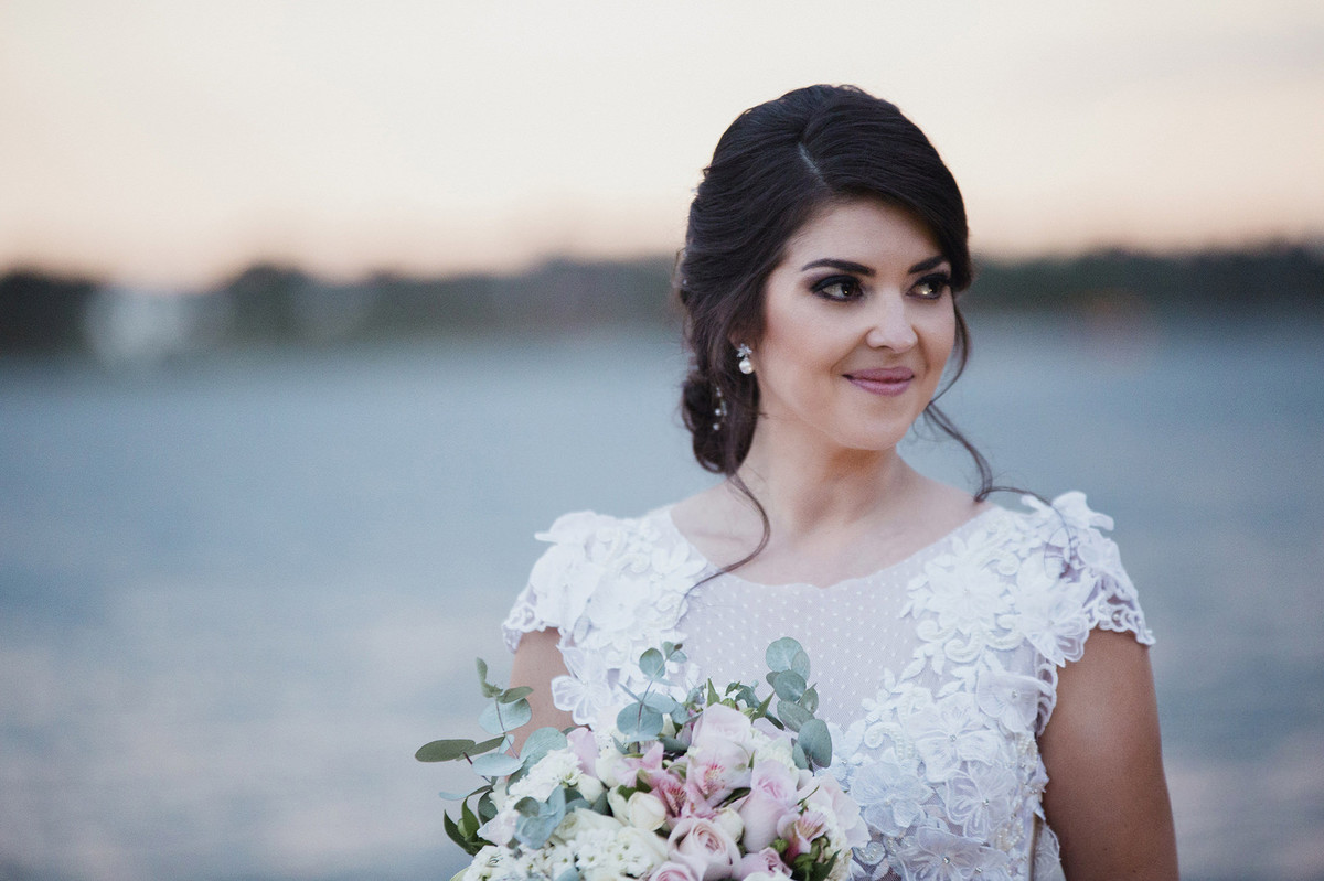 Noiva na beira do lago