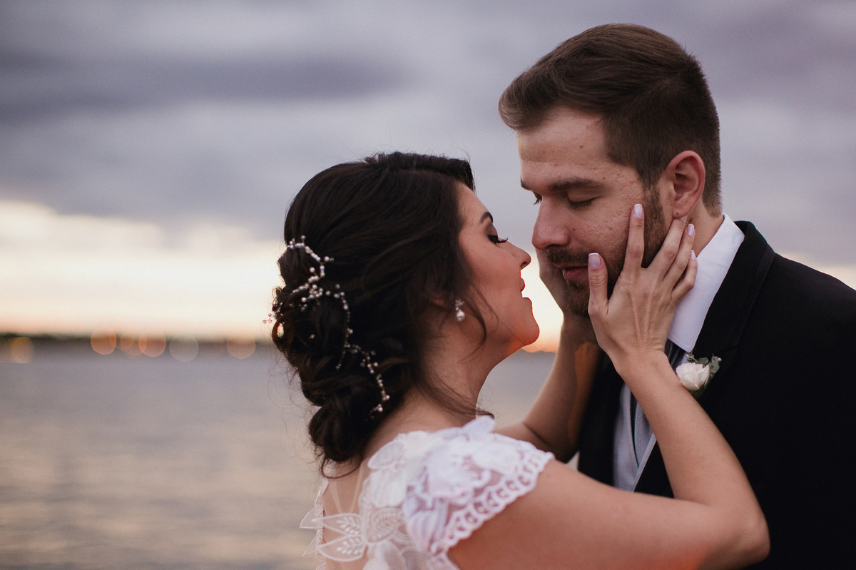 Noivos se beijando no lago