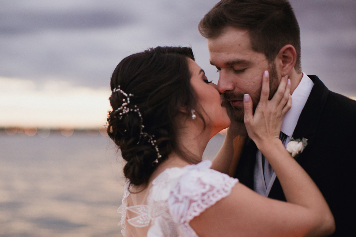 Noivos se beijando no lago