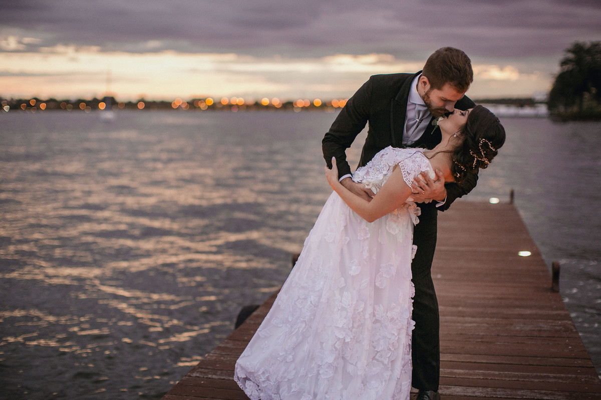 Noivos se beijando no lago