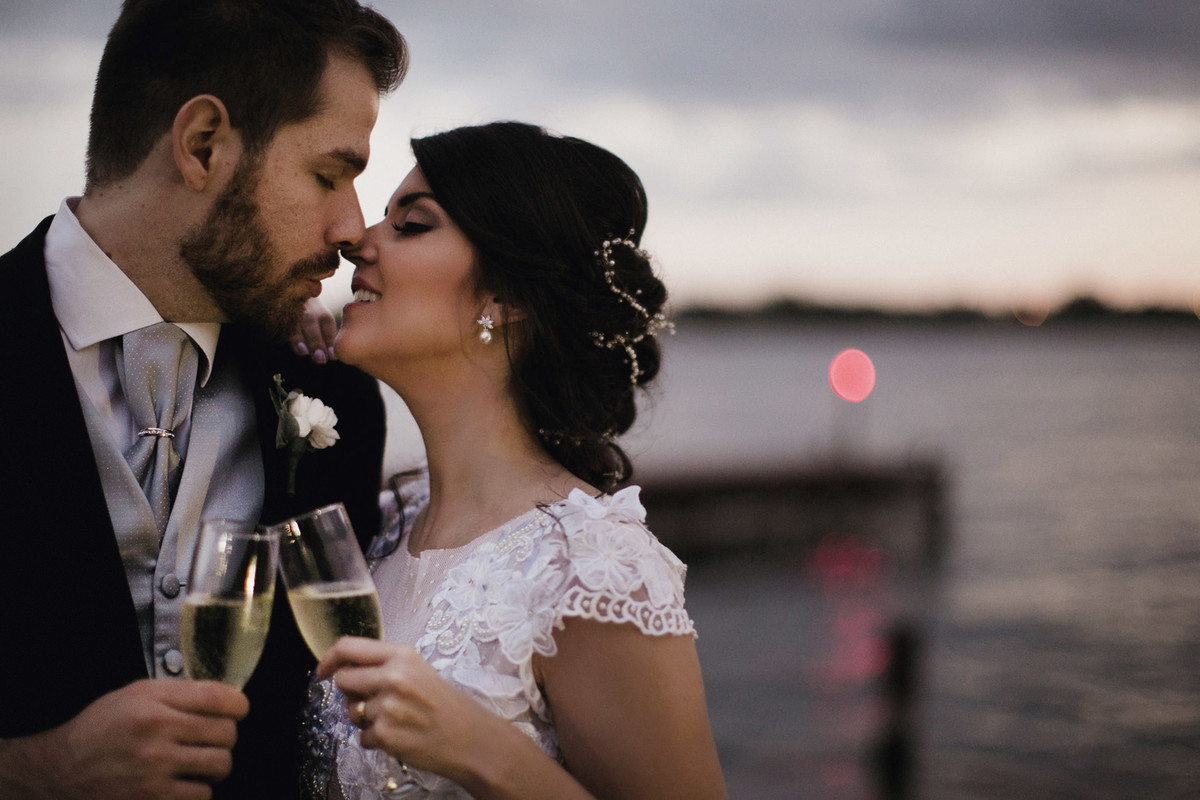 Noivos brindando com champagne na beira do lago em Porto Vittoria em Brasília-DF