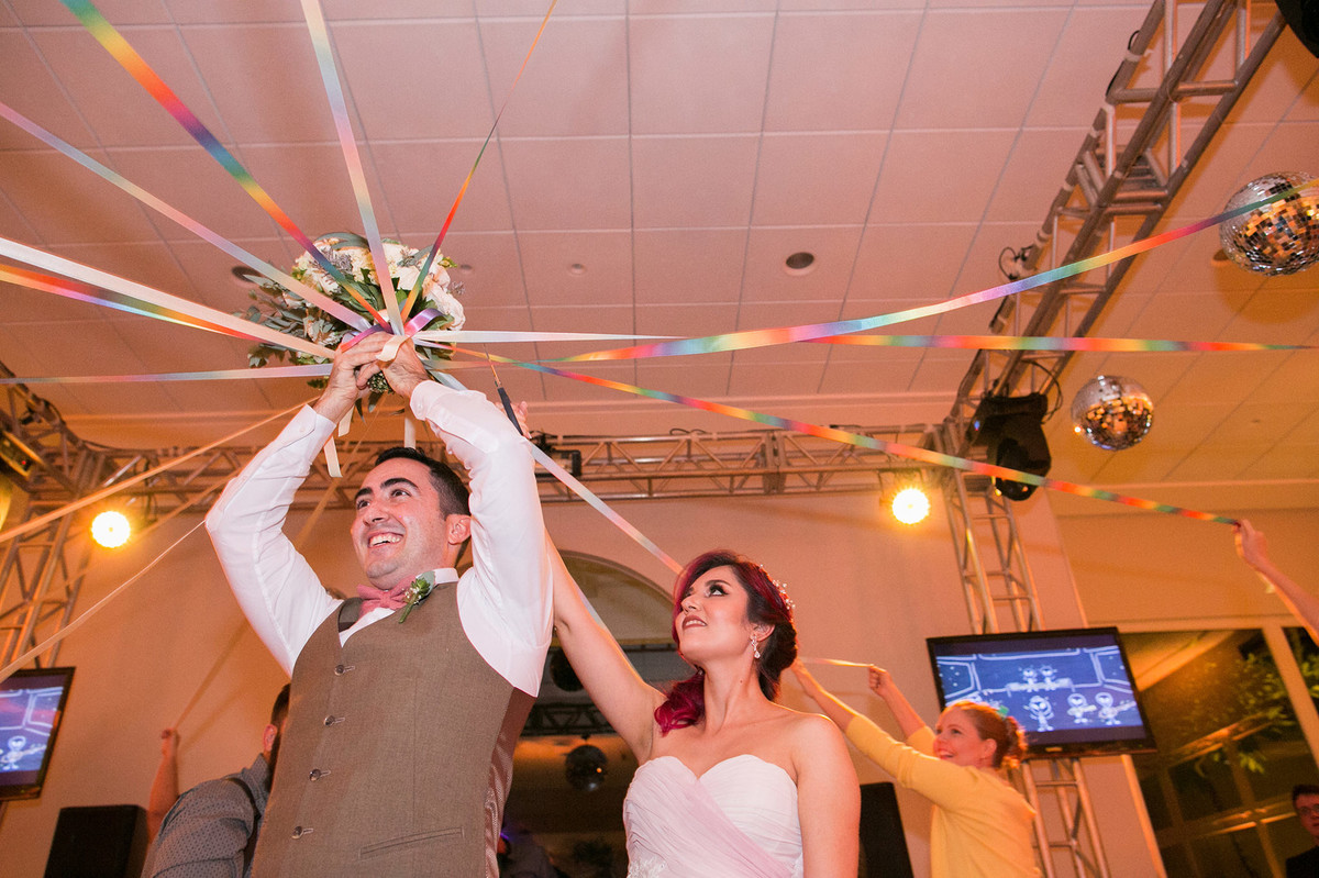 Noiva cortando fitas de buquê de casamento