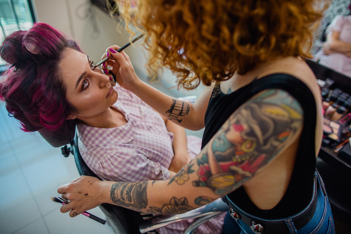 Maquiadora tatuada maquiando a noiva geek no salão Bem Feito