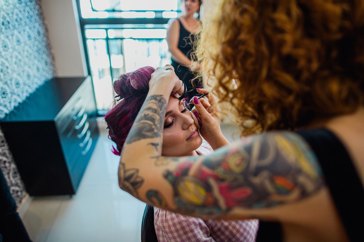 Maquiadora tatuada maquiando a noiva geek no salão Bem Feito no The Union