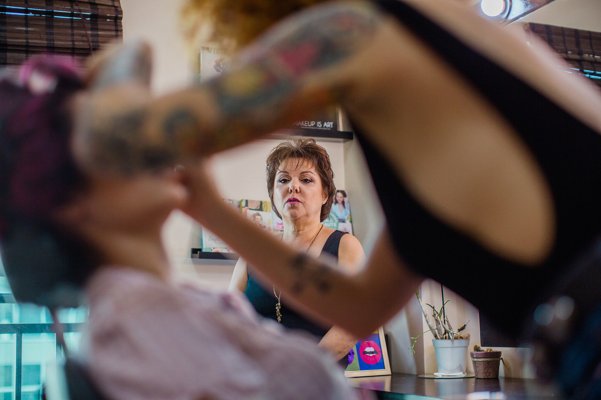 Maquiadora tatuada maquiando a noiva geek no salão Bem Feito no The Union