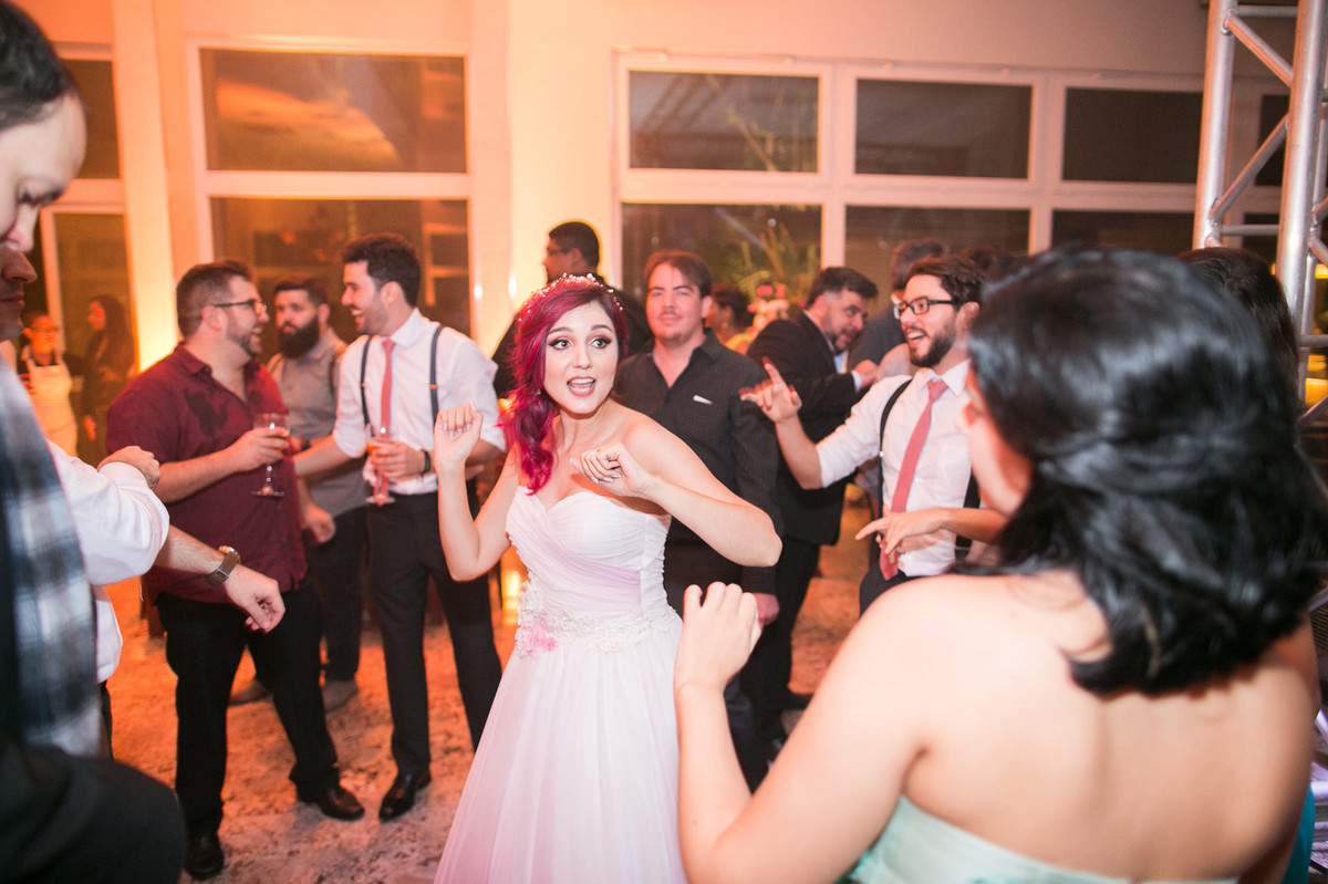 noiva dançando em recepção de casamento