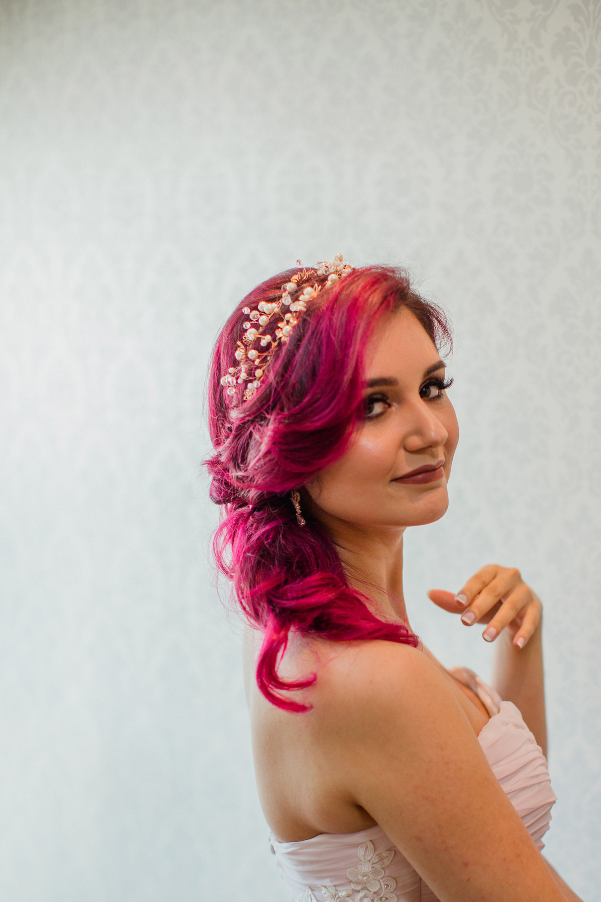 penteado de noita geek nerd de cabelo rosa