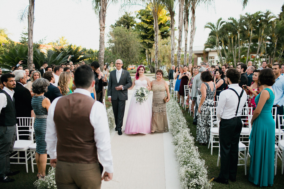 noiva geek nerd de cabelo rosa em seu casamento no contemporaneo park em brasilia-df