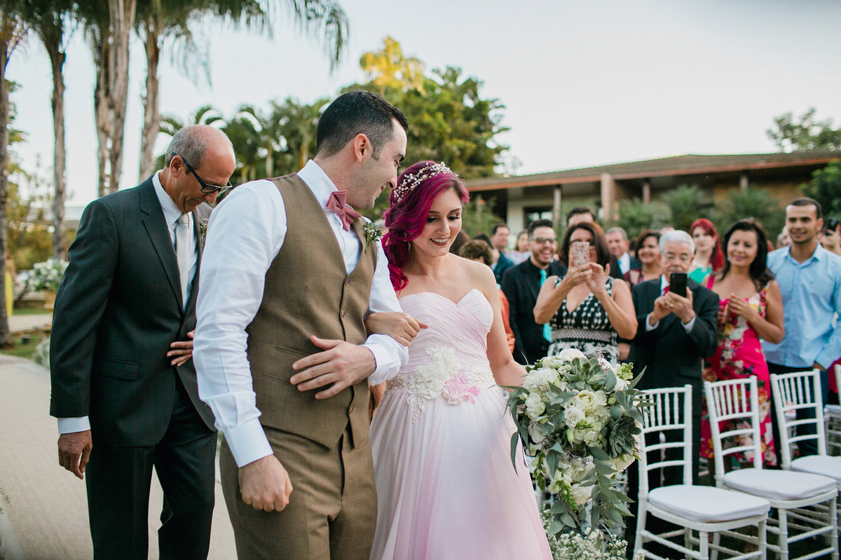 noiva geek nerd de cabelo rosa em seu casamento no contemporaneo park em brasilia-df
