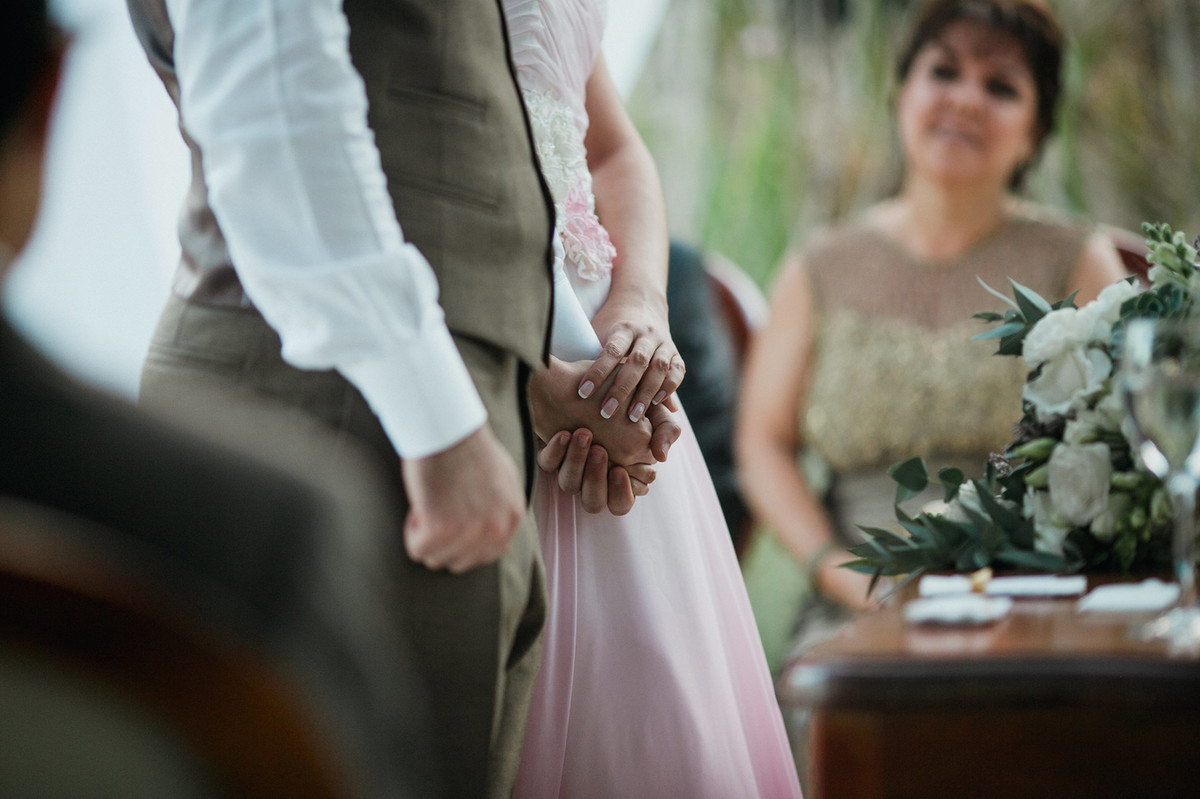 noivos dando as mãos em seu casamento