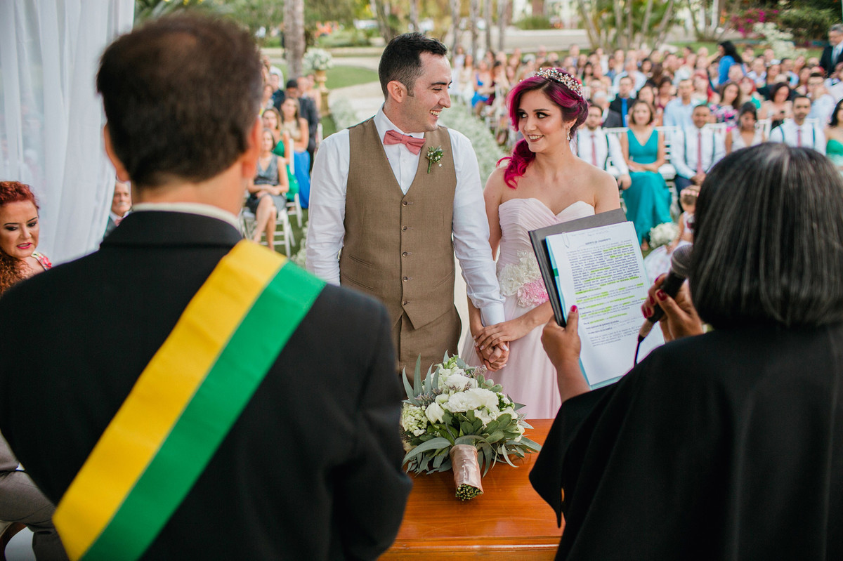 noivos se olhando em casamento