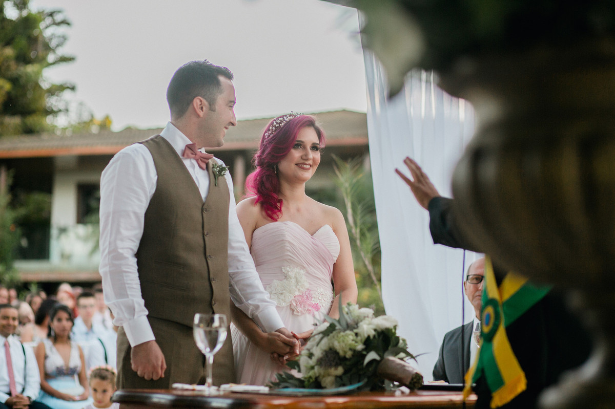noivos rindo em casamento