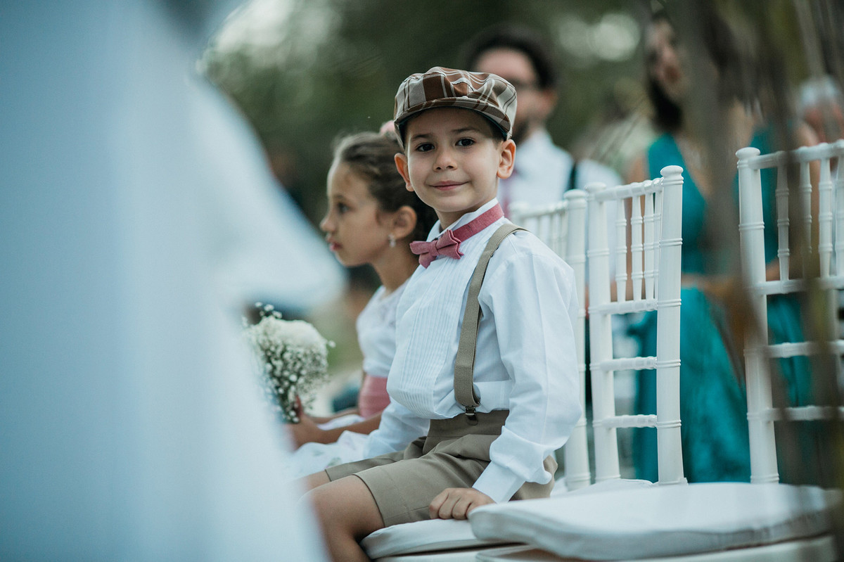pajem do casamento nerd vintage sentado rindo