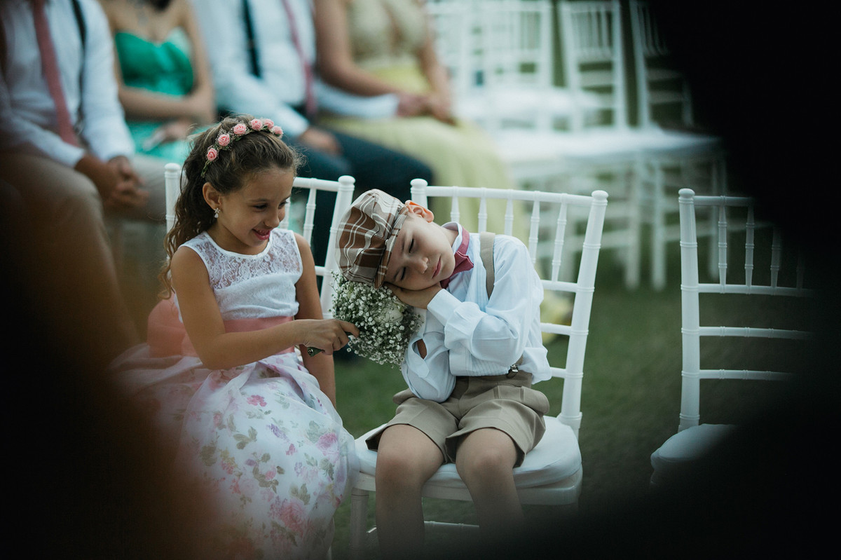 pajens brincando em casamento nerd