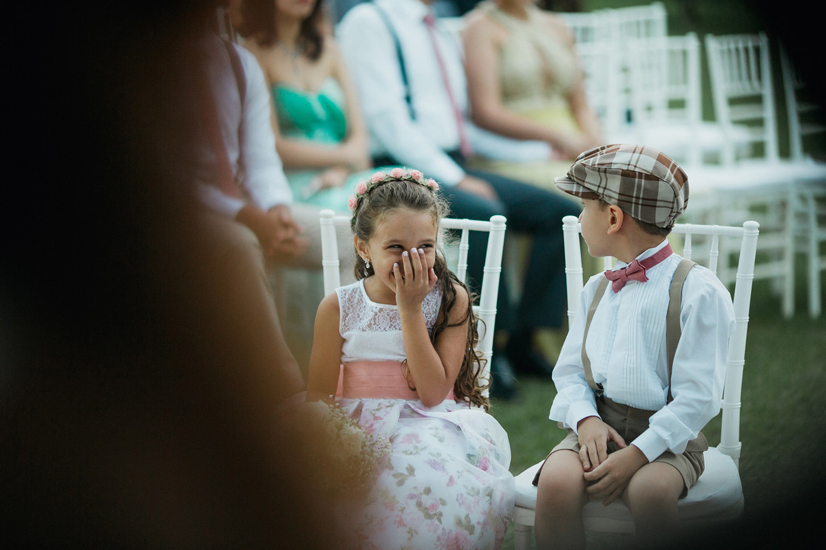pajens brincando em casamento nerd