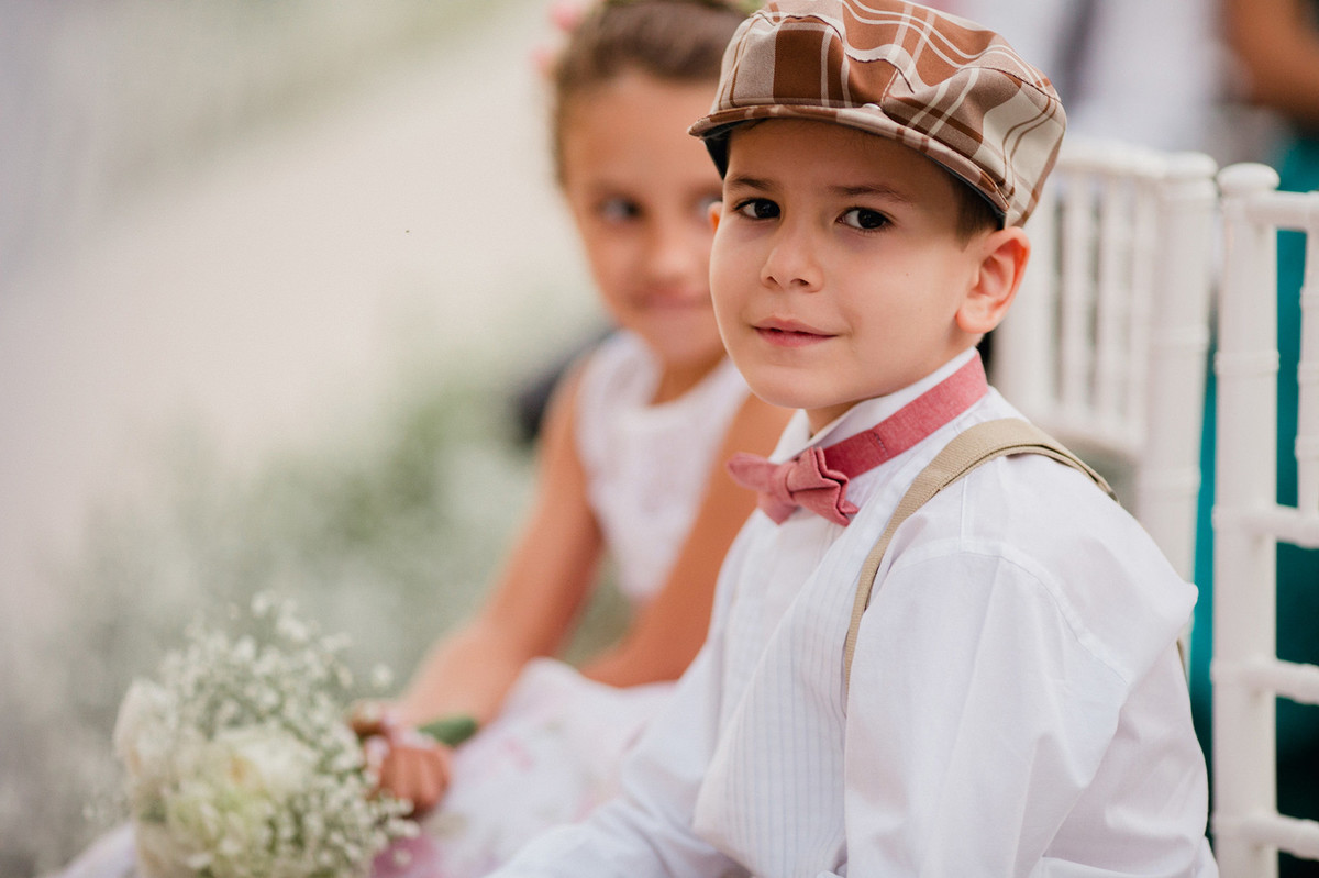 pajem sorrindo em casamento vintage
