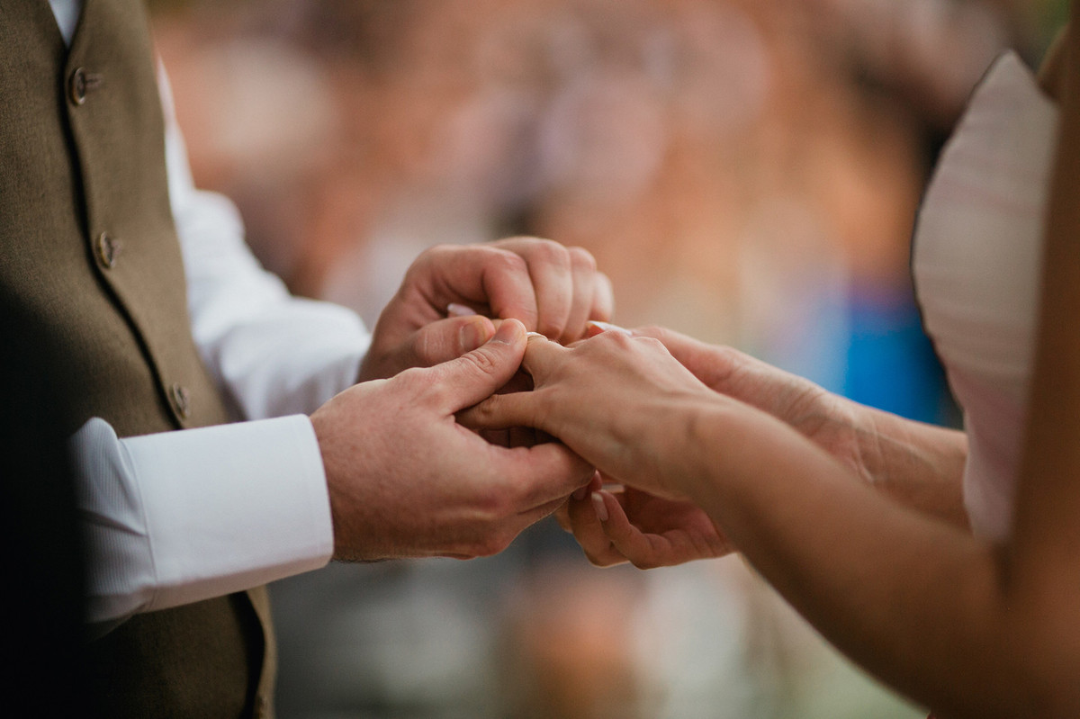 noivos trocando alianças em casamento