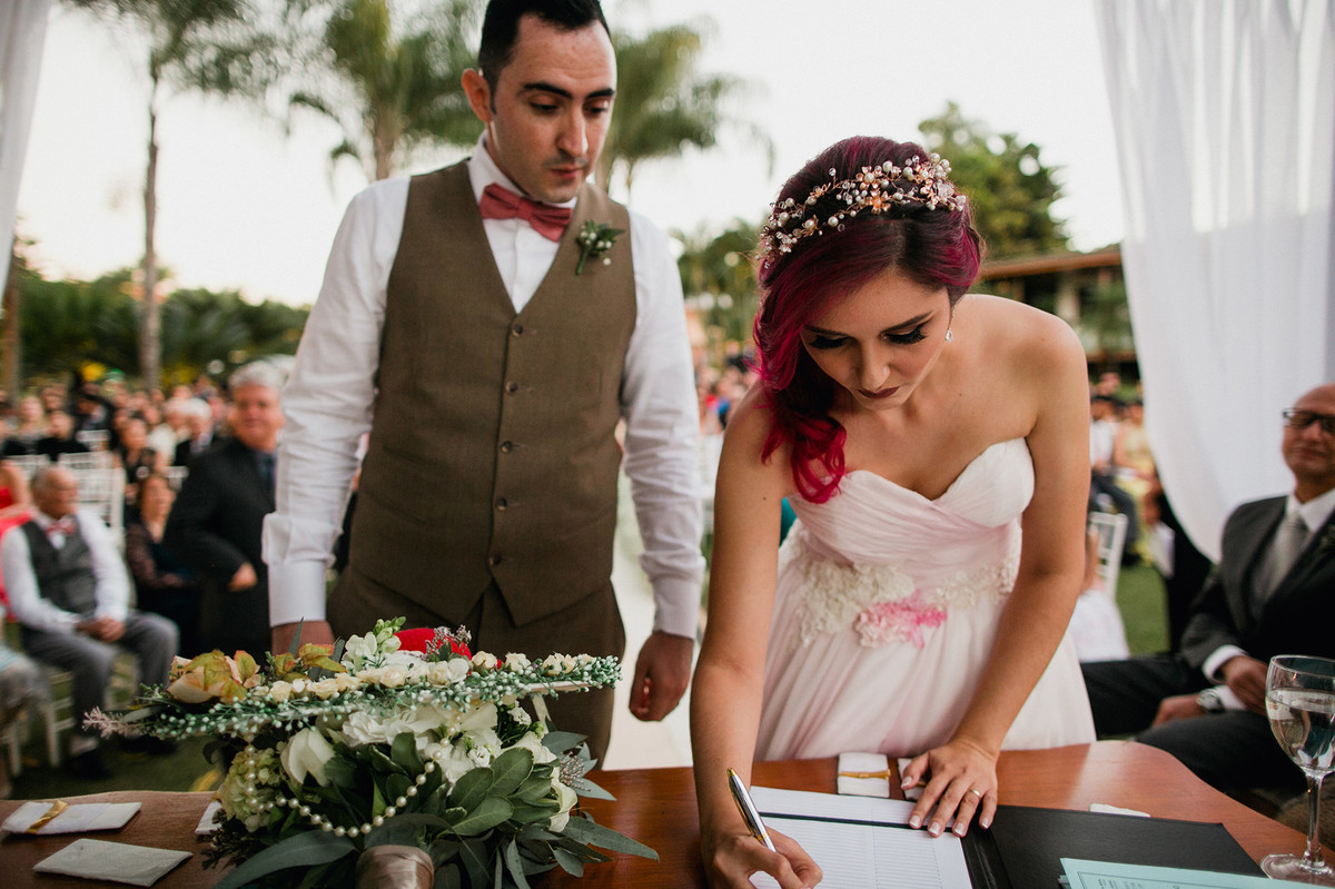 Noiva assinando contrato nupcial