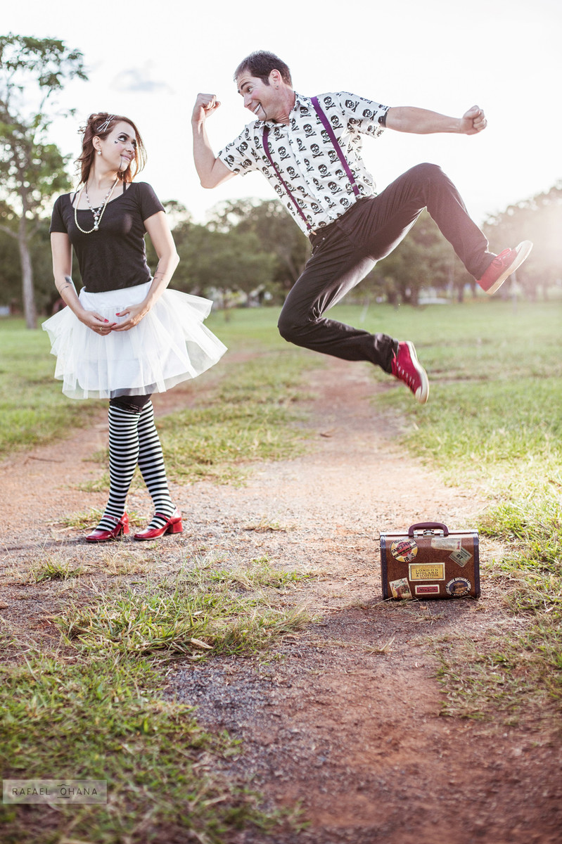 ensaio-temático-de-casal-Rafael-Ohana-fotógrafo-de-casamento-em-Brasília-parque-de-diversões-palhaços-clown-jump-pulo