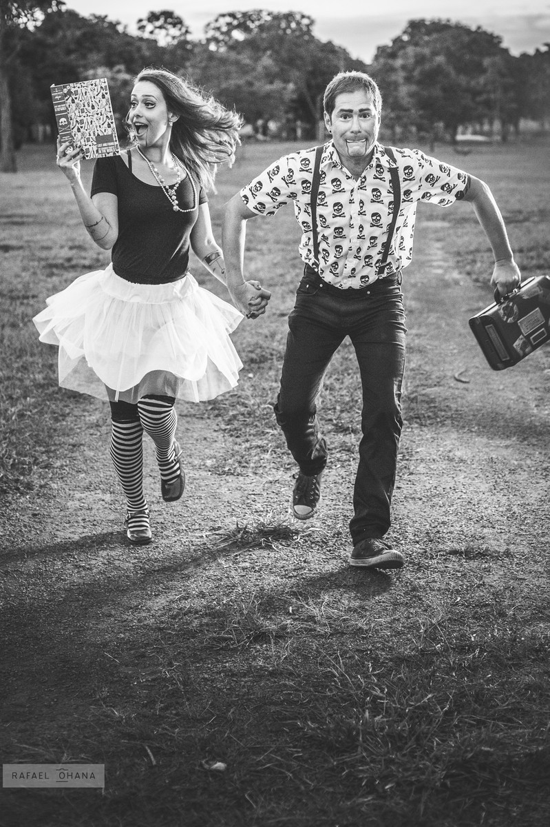 ensaio-temático-de-casal-Rafael-Ohana-fotógrafo-de-casamento-em-Brasília-parque-de-diversões-palhaços-clown