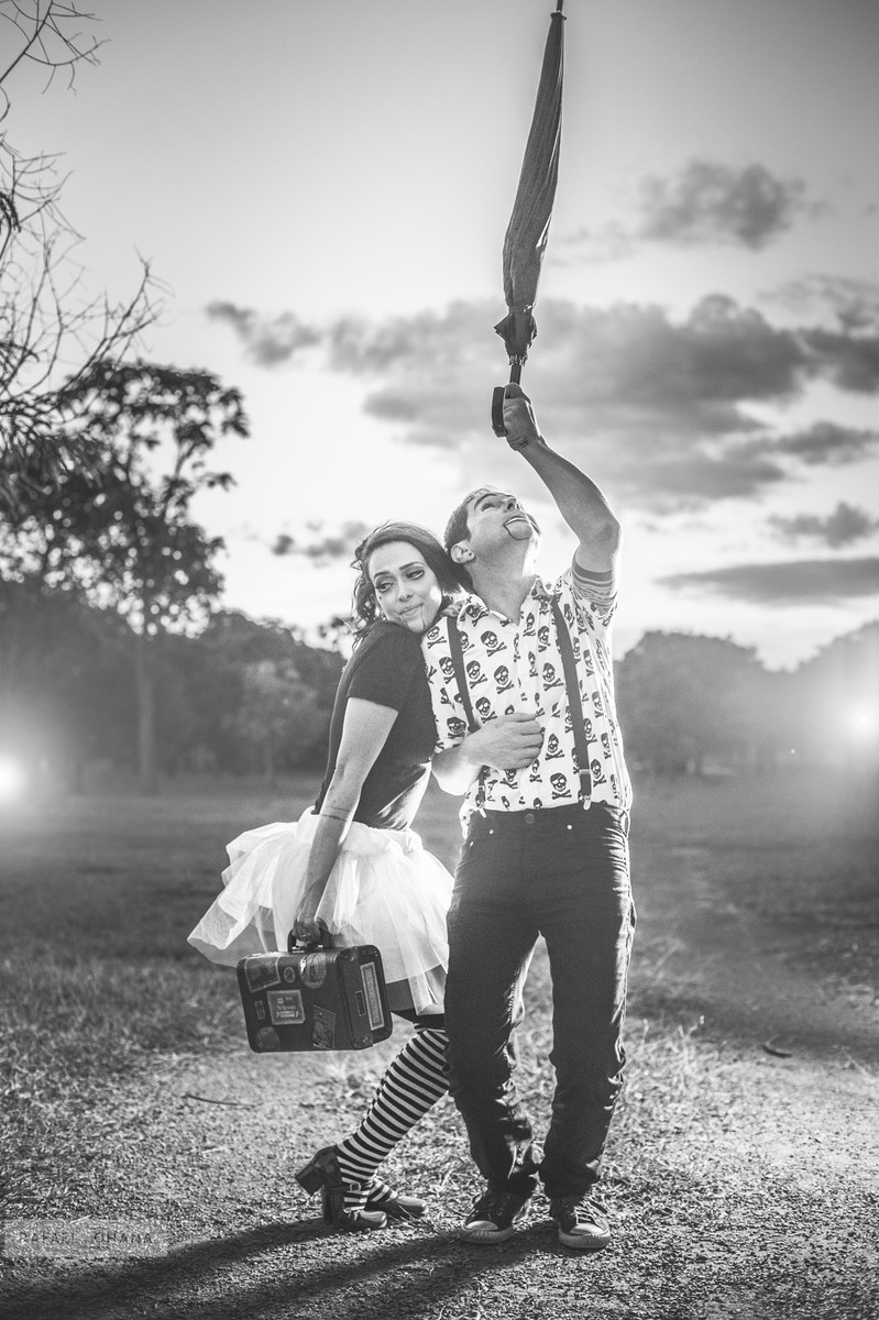 ensaio-temático-de-casal-Rafael-Ohana-fotógrafo-de-casamento-em-Brasília-parque-de-diversões-palhaços-clown