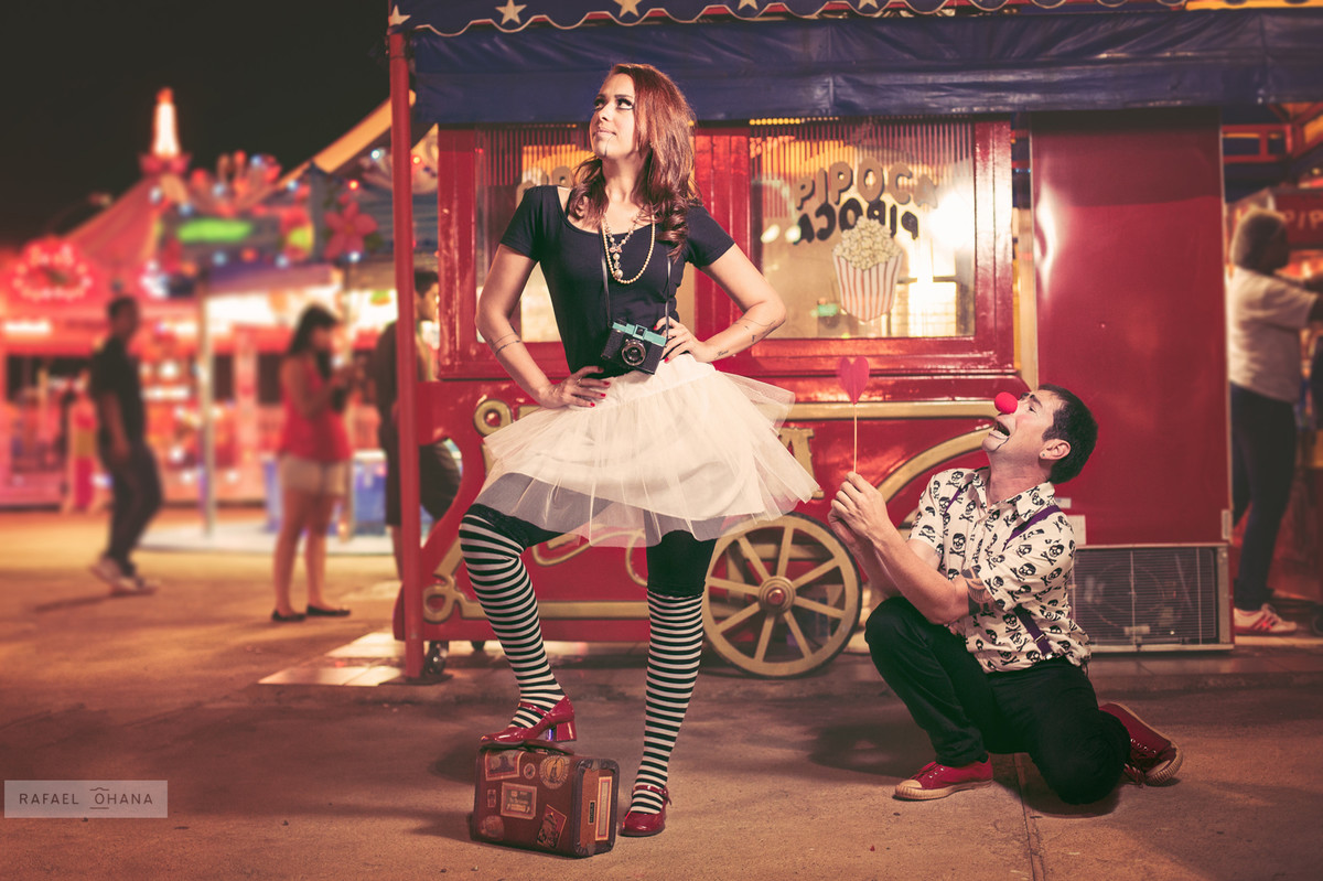 ensaio-temático-de-casal-Rafael-Ohana-fotógrafo-de-casamento-em-Brasília-parque-de-diversões-palhaços-clown