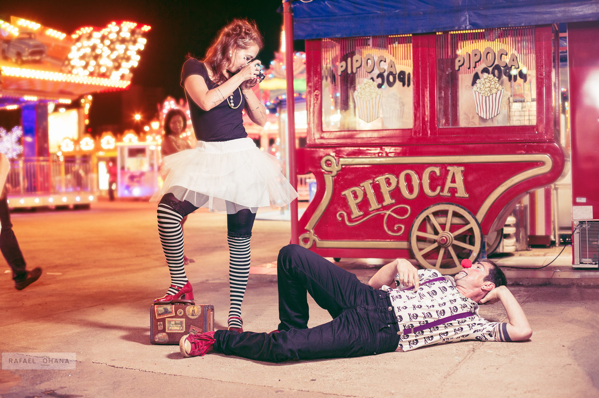 ensaio-temático-de-casal-Rafael-Ohana-fotógrafo-de-casamento-em-Brasília-parque-de-diversões-palhaços-clown