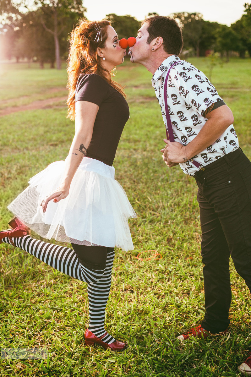 ensaio-temático-de-casal-Rafael-Ohana-fotógrafo-de-casamento-em-Brasília-parque-de-diversões-palhaços-clown-love
