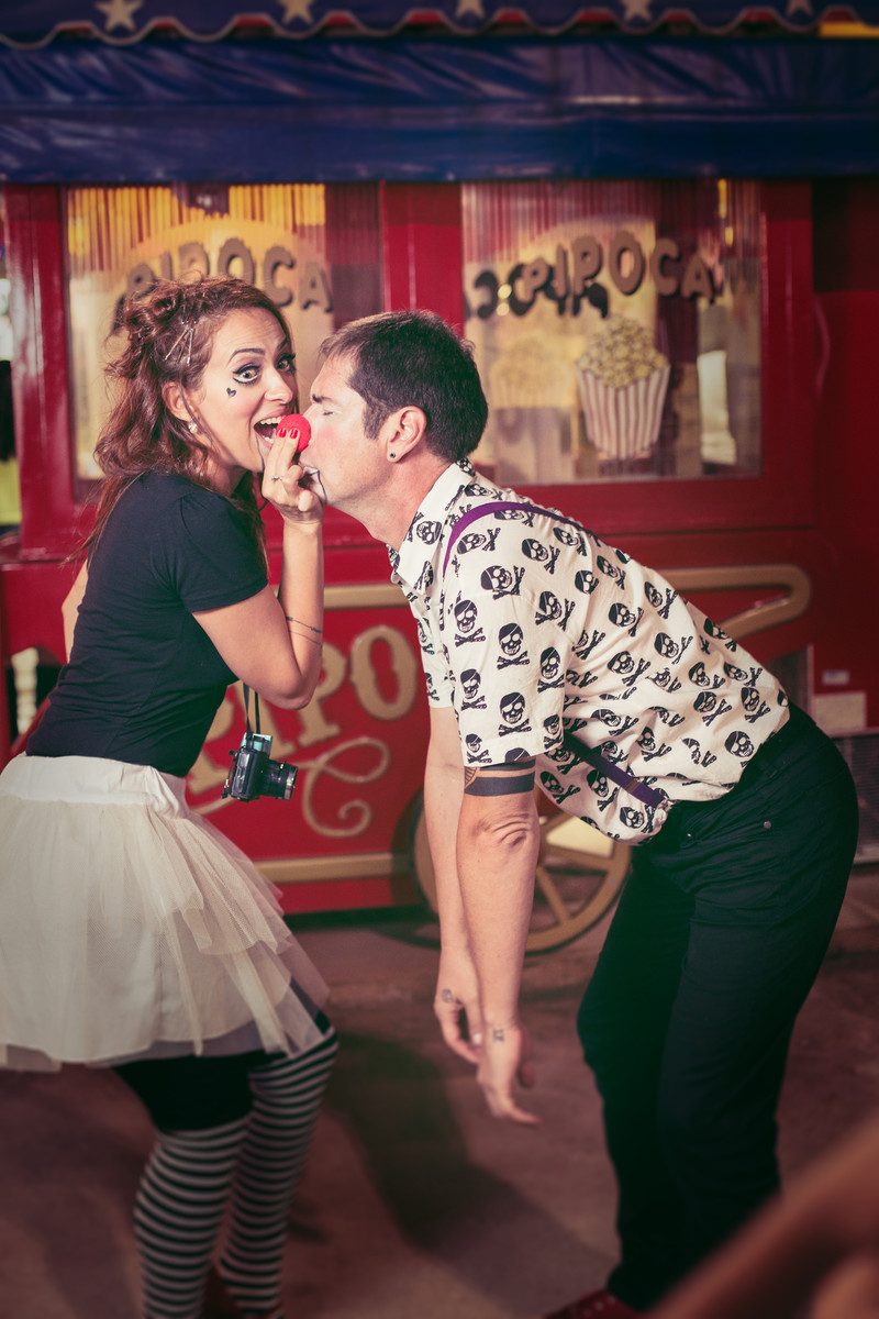 ensaio-temático-de-casal-Rafael-Ohana-fotógrafo-de-casamento-em-Brasília-parque-de-diversões-palhaços-clown