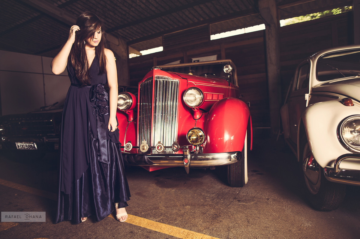 Camila posando com carros antigos em museu durante ensaio realizado pelo fotógrafo de 15 anos Rafael Ohana