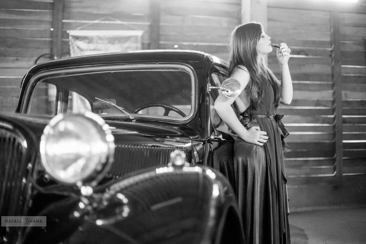 Camila posando com carros antigos em museu durante ensaio realizado pelo fotógrafo de 15 anos Rafael Ohana