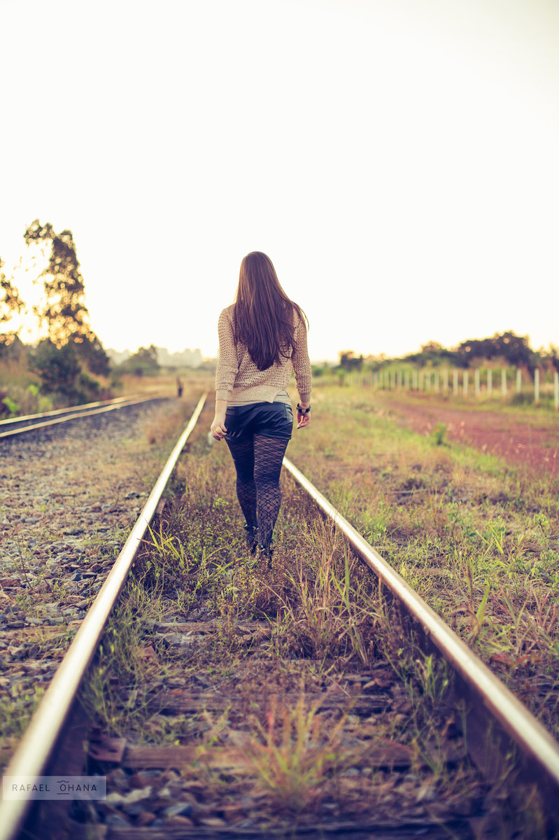 Camila andando pelo trilho de trem durante ensaio de 15 anos realizado pelo fotógrafo de 15 anos Rafael Ohana em Brasília