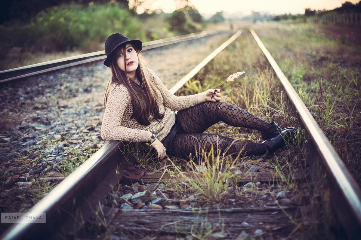Camila sentada no trilho de trem durante ensaio de 15 anos realizado pelo fotógrafo de 15 anos Rafael Ohana em Brasília