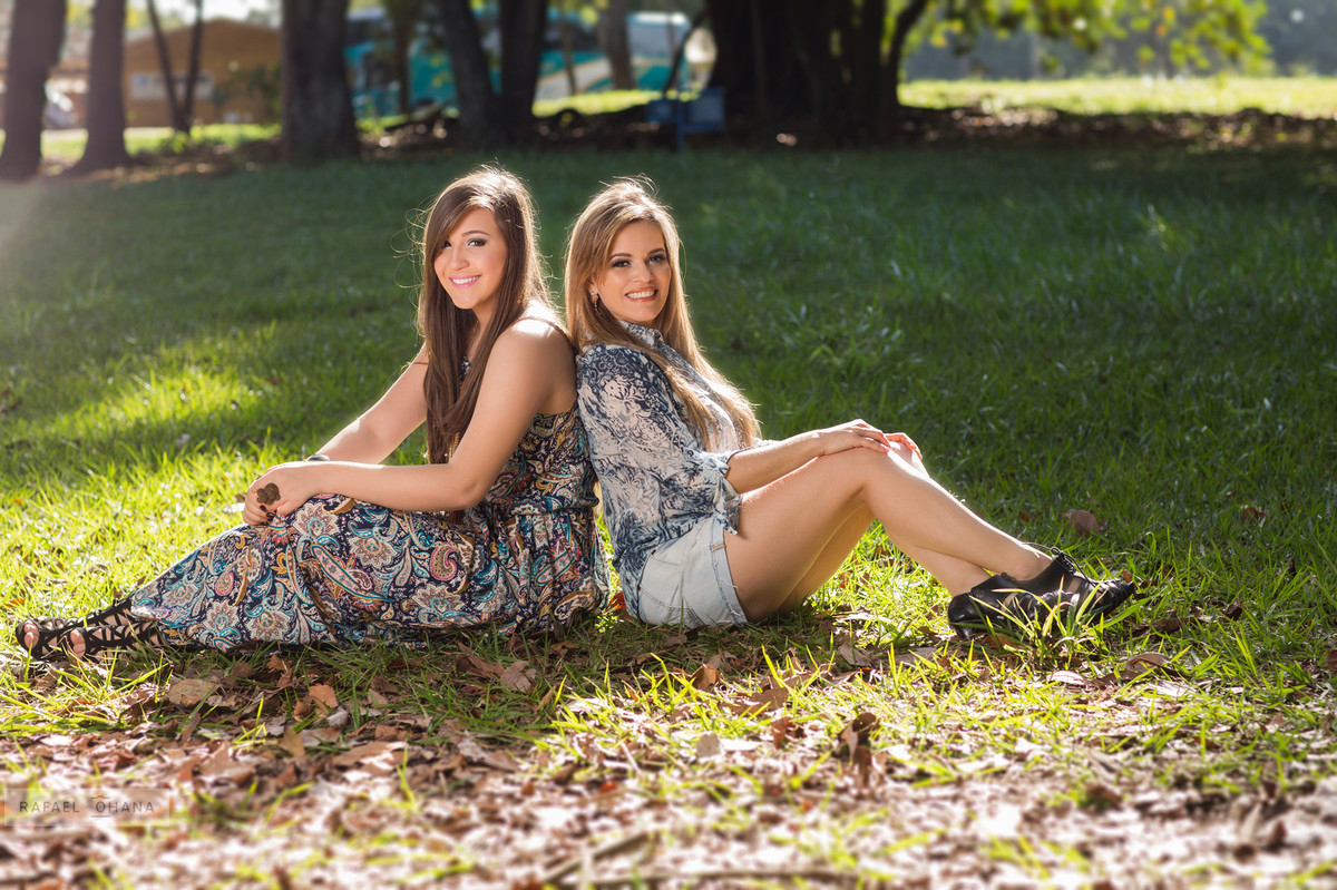 Camila posando com sua mãe durante ensaio de 15 anos realizado pelo fotógrafo de 15 anos Rafael Ohana em Brasília