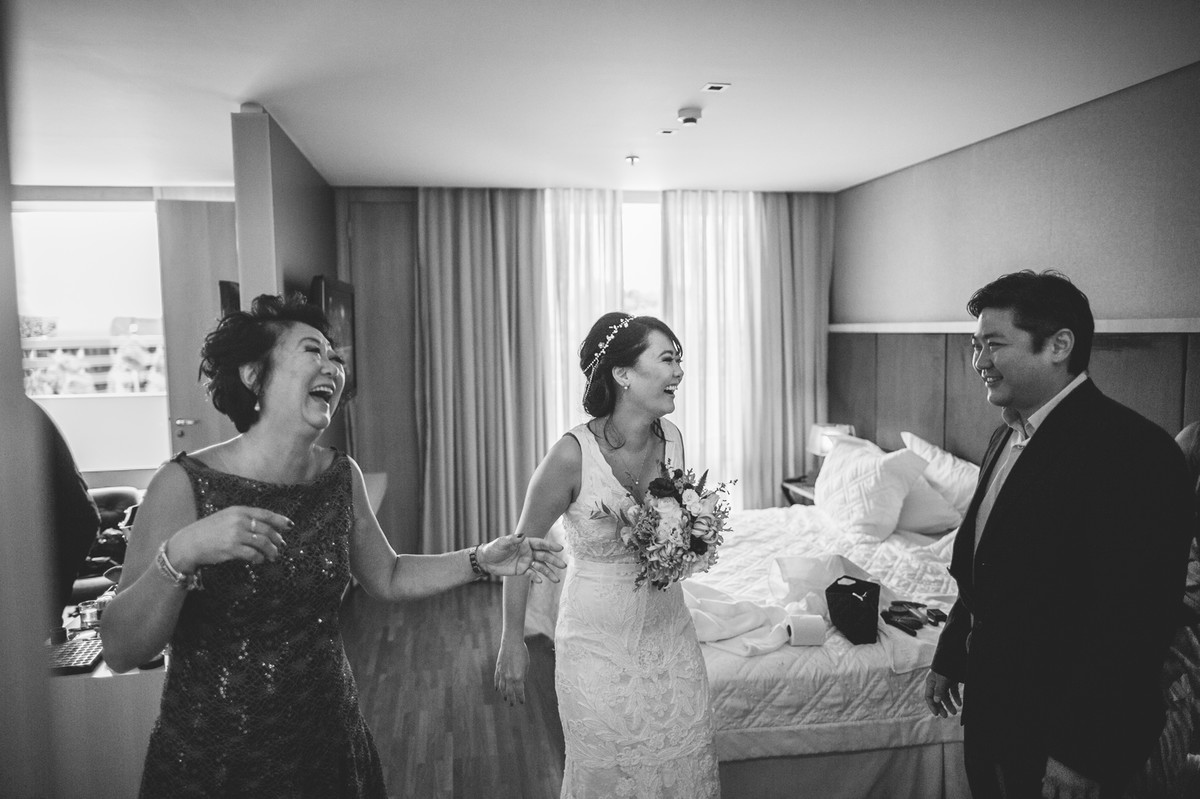 Convidados rindo no Making of do casamento da Luciana e do Adriano feito no Brasília Palace pelas lentes do Fotografo Rafael Ohana em Brasília