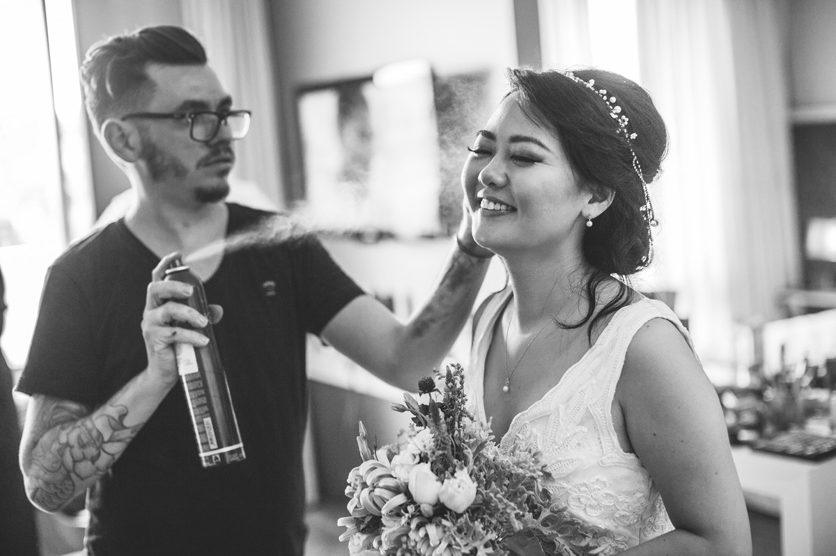 noiva maquiando Making of do casamento da Luciana e do Adriano feito no Brasília Palace pelas lentes do Fotografo Rafael Ohana em Brasília