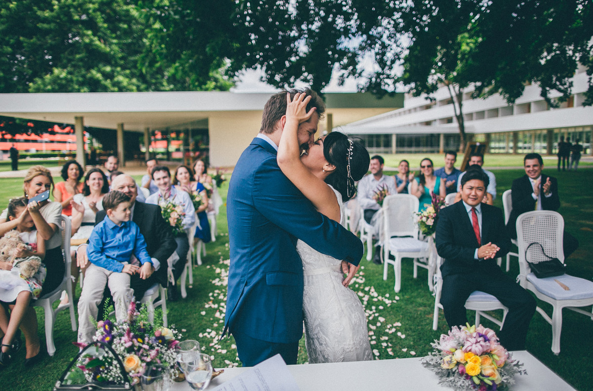 cerimônia de casamento feita pelo fotógrafo de casamento Rafael Ohana no Brasília palace em Brasília-DF casal se beijando