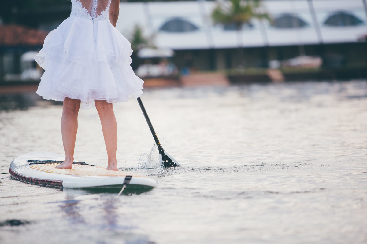 trash-the-dress-da-Flávia-Rafael-Ohana-Fotógrafo-de-casamentos-em-Brasília-wedding-casamento-bodas-ensaio-prévia-de-noiva-SUP-esporte-sports-vestido-de-noiva